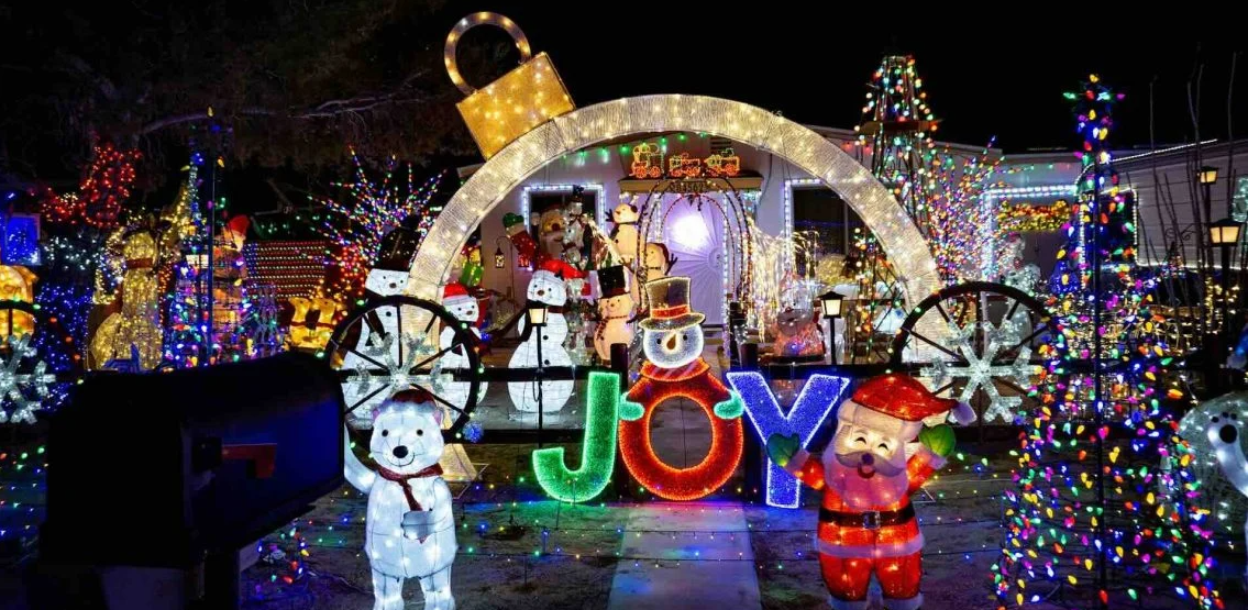 https://www.capetourism.com/wp-content/uploads/2025/12/Where-to-Watch-Christmas-Lights-in-Cape-Town-1140x570.jpeg