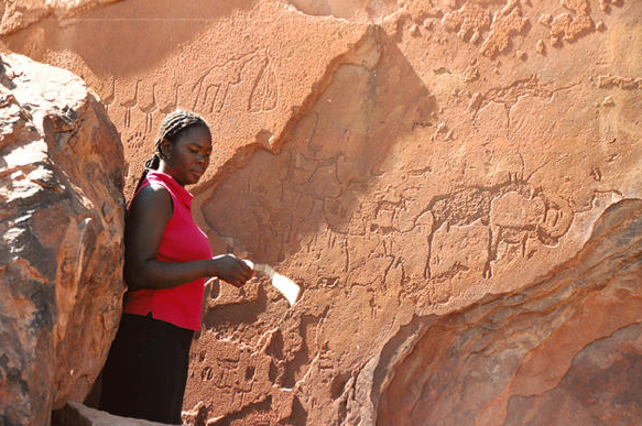 https://www.siyabona.com/images/twyfelfontein-rock-art-590x390.jpg