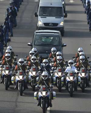 The body of the former president Nelson Mandela is taken to the Union buildings in Pretoria.