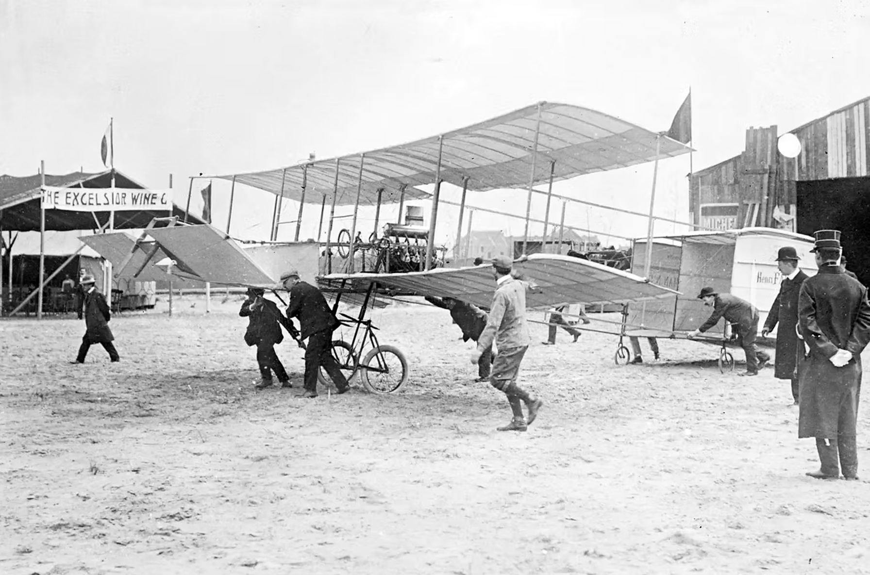 First aeroplane flight in Kimberley Source: www.flightlineweekly.com