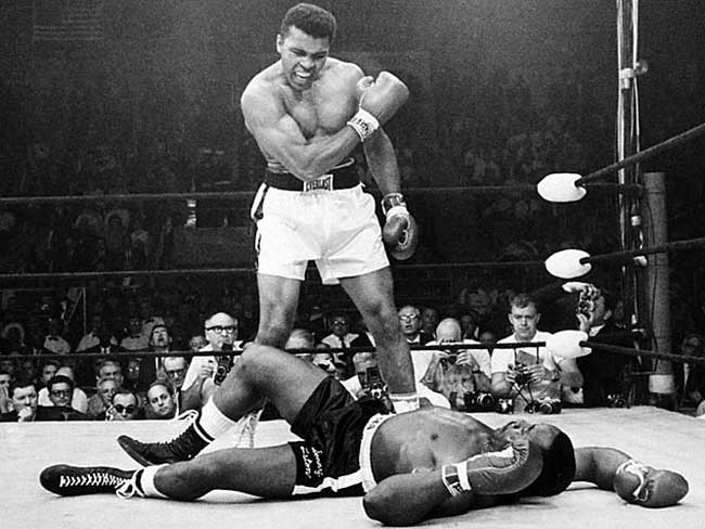 Muhammad Ali knocks out George Foreman to regain his world heavyweight title 