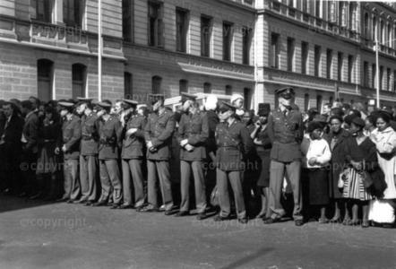 Policemen outside court during the Rivonia trial
