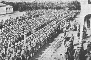The last parade. At the dispersal camp, Maitland, 5th September 1919. <br> An officer of the Demobilisation staff (Captein Keohane) addressing the men prio demobilisation. Photo by Fisher's studio, Maitland