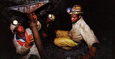 Mining agreement on wages and working conditions is signed