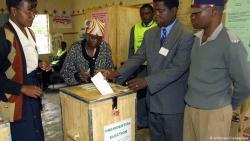 Wahlen voting station, Zimbabwe 2002