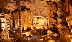 https://www.places.co.za/main/cache/image/9897/4/0/98974/large/cango-caves-oudtshoorn.jpg