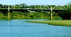 https://commons.wikimedia.org/wiki/File:Hertzog_Bridge,_Aliwal_North,_viewed_from_the_Orange_River.jpg