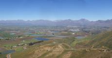 https://en.wikipedia.org/wiki/Ceres,_Western_Cape#/media/File:Ceres_Valley_Panorama_View.jpg