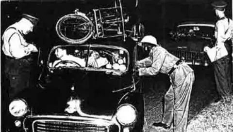 Police block roads looking for bus boycotters, Johannesburg -01 February 1957