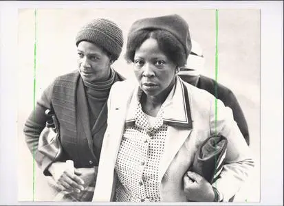 Family members of accused enter courtroom. Silverton Siege, 1980.
