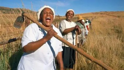 African women in grasslands
