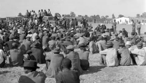 Police take names of Africans who refuse to end bus boycot - Johanesburg - 8 July 1956