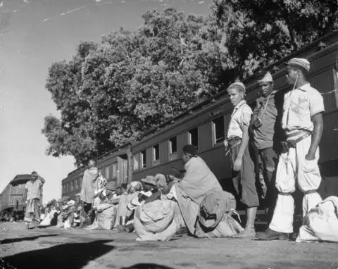 Migrant labourers (photograph by Margaret Bourke-White)