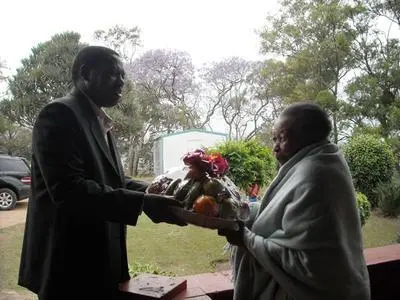 Premier of KZN, Zweli Mkhize handing a gift to Lulu Dube