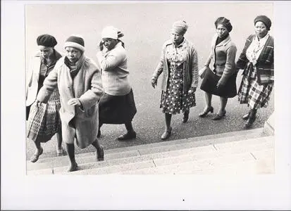 Family members of accused trio enter courtroom. Silverton Siege, 1980.
