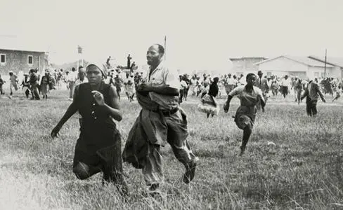 Running from the violence after police open fire on the protesters. Sharpeville Massacre, 1960