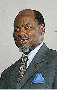 Joaquim Chissano succeeds Samora Machel as president of Mozambique