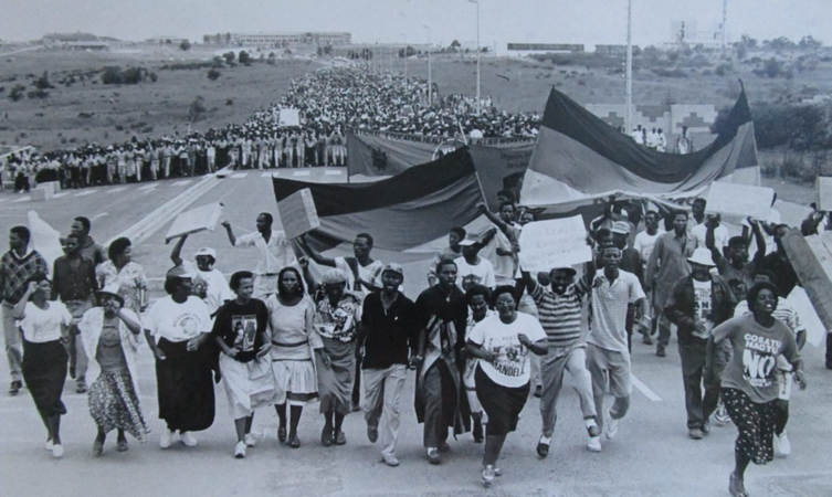 Bhisho, 1 March 1991. Demonstrators return to Bhisho from the Ciskei Council of State Buildings. Source: Daily Dispatch, 2 March 1991. Reproduced with the kind permission of the Daily Dispatch.