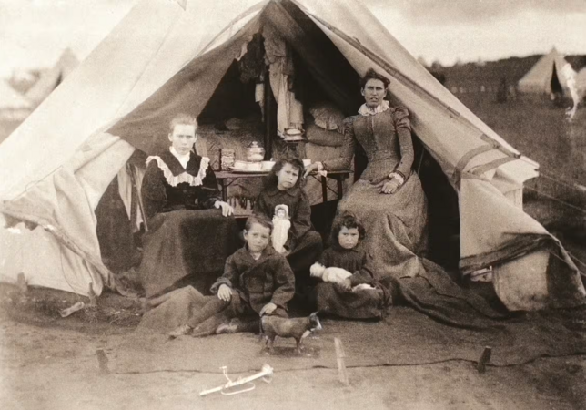 Inside one of the British concentration camps. Photographical Collection Anglo-Boer War Museum, Bloemfontein SA