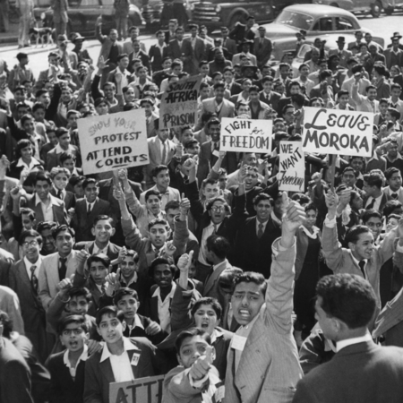 800 “Indian” school children outside the Johannesburg Court show their solidarity for leaders imprisoned during the 1952 Defiance Campaign, Johannesburg, South Africa, 1952. Photographer: Jürgen Schadeberg, Copyright BAHA.