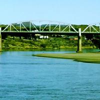 https://commons.wikimedia.org/wiki/File:Hertzog_Bridge,_Aliwal_North,_viewed_from_the_Orange_River.jpg